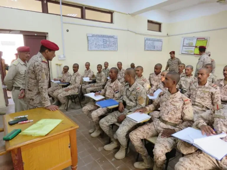 هيئة الأركان تتفقد الكلية الحربية بعدن